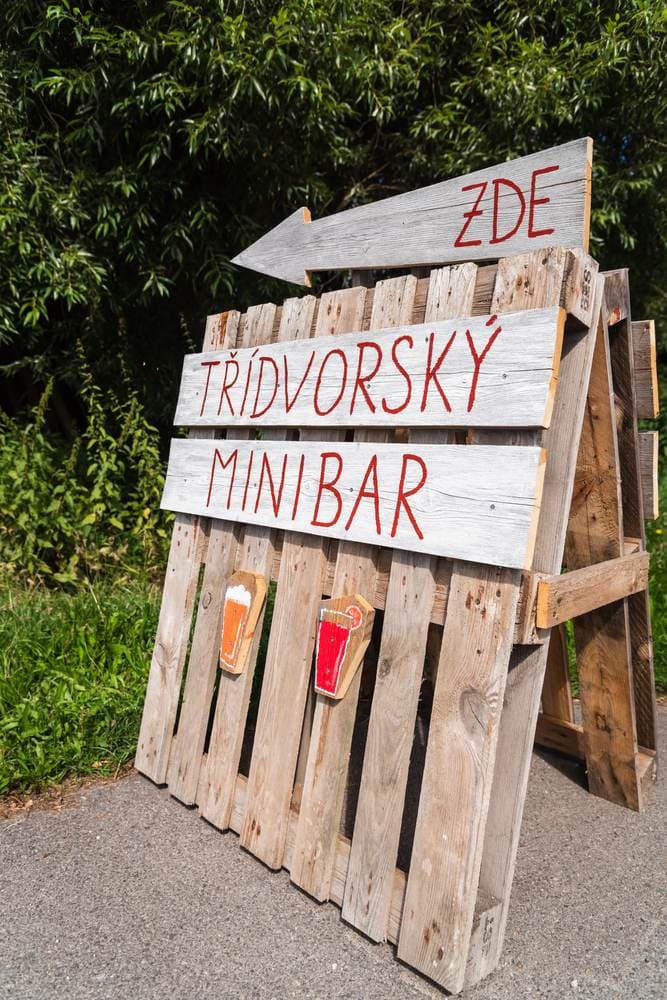 Ručně malovaná cedule Třídvorský minibar